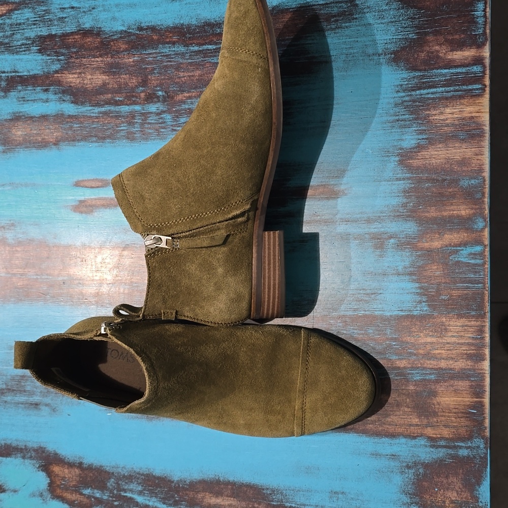 Tom's Suede Riley Booties - Picture 3 of 4
